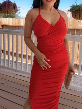 Elliatt Red Ruched Midi Dress with Slit

worn once

Make an Offer